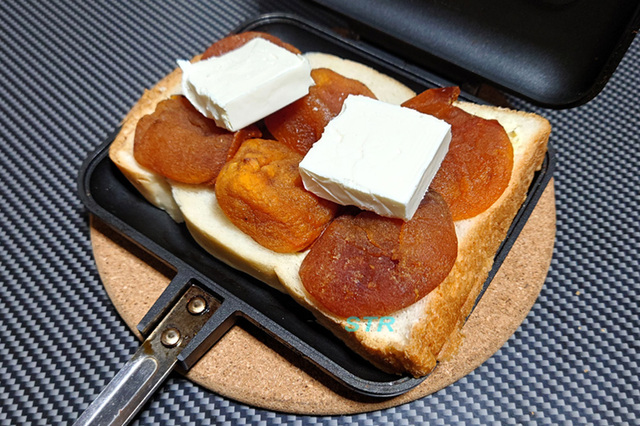 ホットサンドメーカーで干し柿クリームチーズサンドを作る
