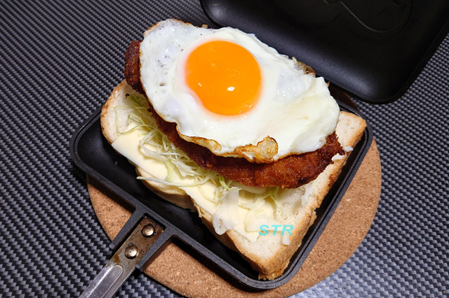 ホットサンドメーカーで豚ロースカツキャベツチーズ目玉焼きサンドを作る