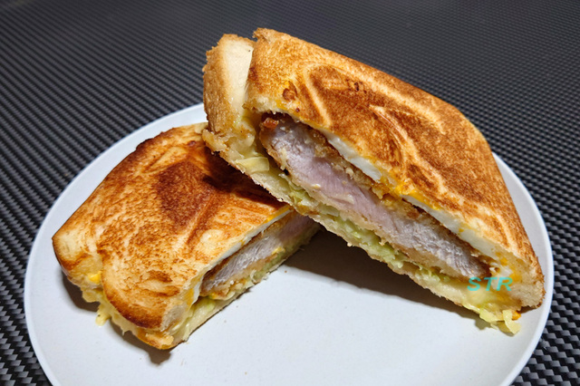 ホットサンドメーカーで豚ロースカツキャベツチーズ目玉焼きサンドを作る