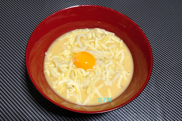 カルボナーラうどんを作る