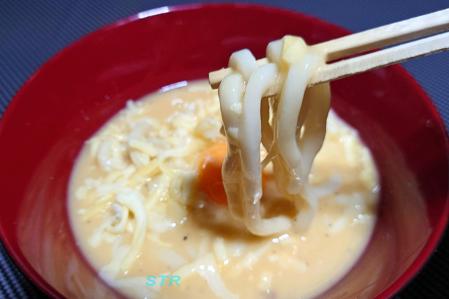 カルボナーラうどんを作る