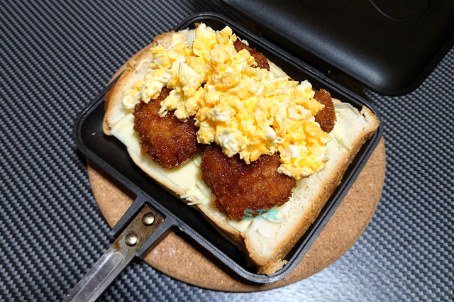 ホットサンドメーカーでビーフソースカツキャベツチーズたまごサンドを作る