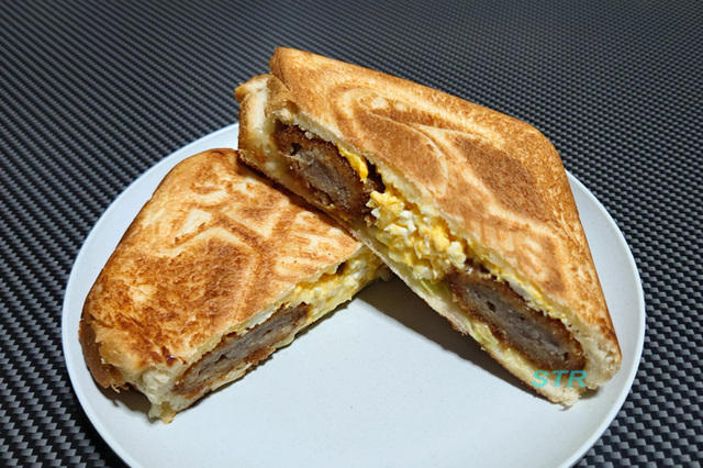 ホットサンドメーカーでビーフソースカツキャベツチーズたまごサンドを作る
