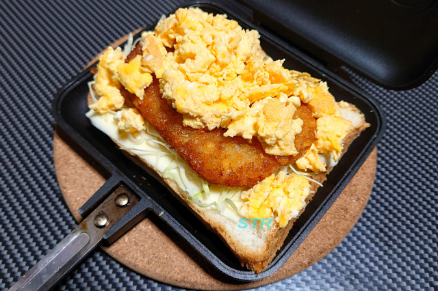 ホットサンドメーカーでハッシュドポテトキャベツチーズたまごサンドを作る