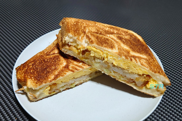 ホットサンドメーカーでハッシュドポテトキャベツチーズたまごサンドを作る