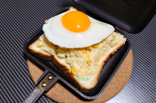 ホットサンドメーカーでマカロニポテトサラダサンドを作る