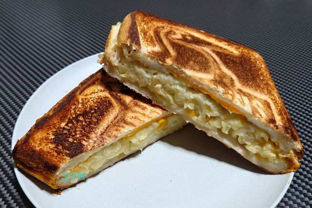 ホットサンドメーカーでマカロニポテトサラダサンドを作る