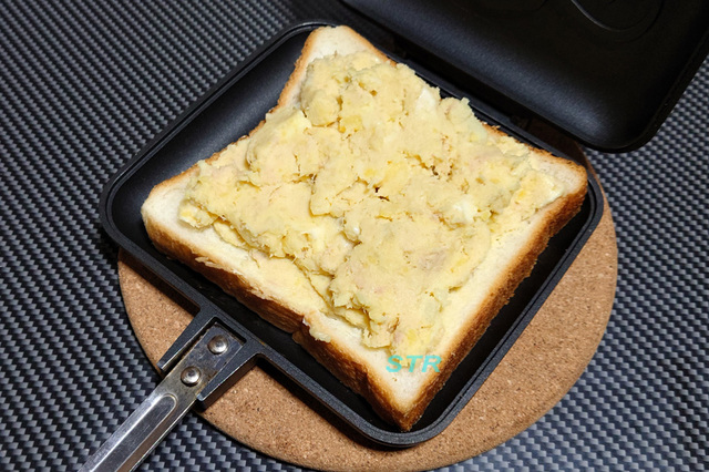 ホットサンドメーカーでチーズツナポテトサラダサンドを作る