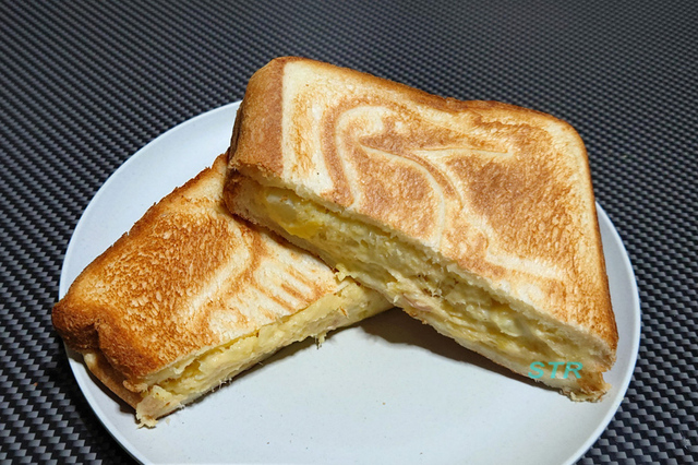ホットサンドメーカーでチーズツナポテトサラダサンドを作る