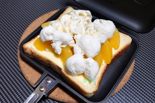 ホットサンドメーカーで桃とモッツァレラチーズのサンドを作る
