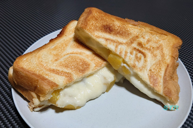 ホットサンドメーカーで桃とモッツァレラチーズのサンドを作る