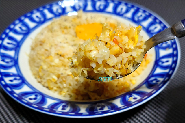 カップヌードルガーリックチーズフォンデュ炒飯を作る