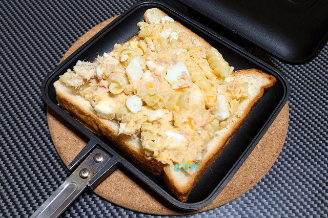 ホットサンドメーカーでマカロニポテトツナチーズサンドを作る