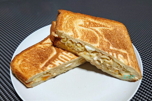 ホットサンドメーカーでマカロニポテトツナチーズサンドを作る