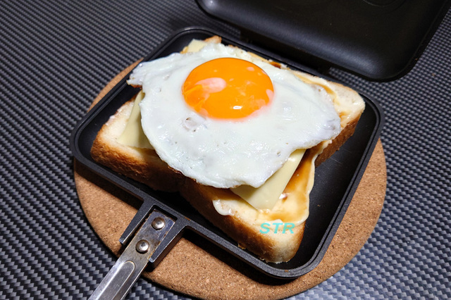 ホットサンドメーカーで照り焼き風たまごチーズハンバーグサンドを作る