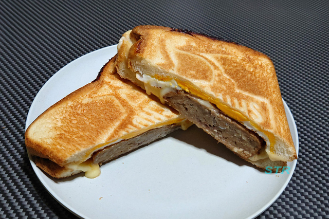 ホットサンドメーカーで照り焼き風たまごチーズハンバーグサンドを作る