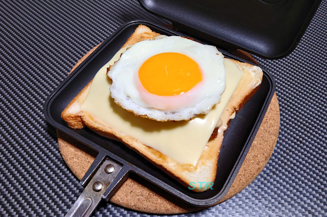ホットサンドメーカーで照り焼き風たまごチーズチキンサンドを作る