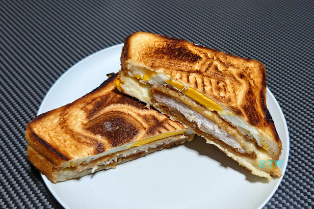 ホットサンドメーカーで照り焼き風たまごチーズチキンサンドを作る