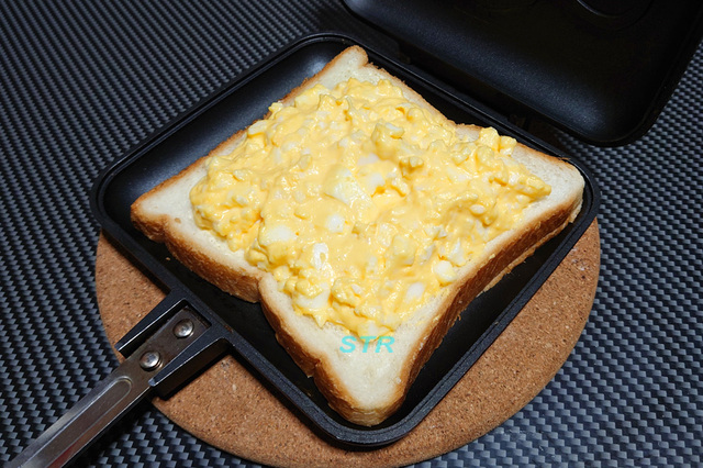 ホットサンドメーカーでたまごサンドを作る