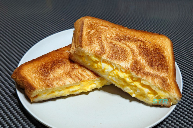 ホットサンドメーカーでたまごサンドを作る