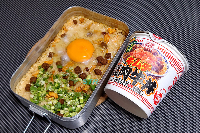 メスティンでカップヌードル謎肉キムチ牛丼うどん飯を作る