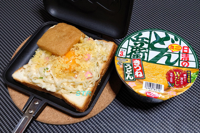ホットサンドメーカーでどん兵衛きつねうどんサンドを作る