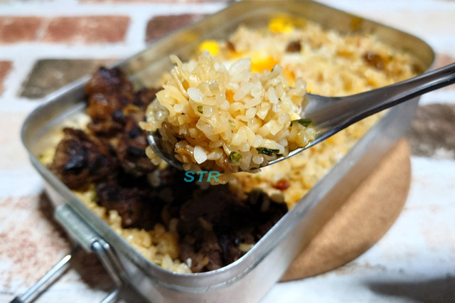 メスティンでカップヌードルねぎ塩カルビ飯を作る