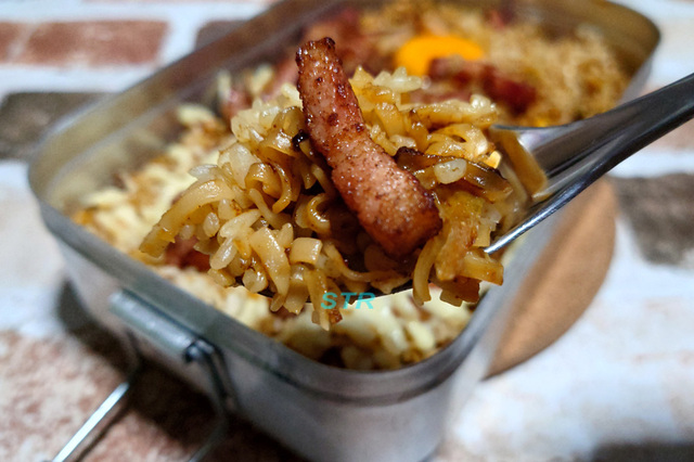 メスティンでカップヌードルスモークベーコンカリー飯を作る