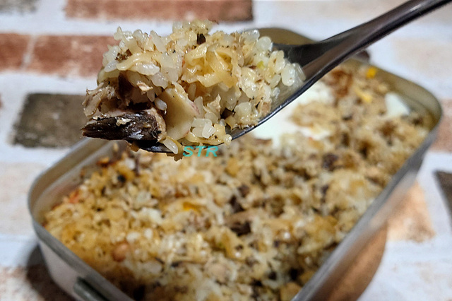 メスティンでサバ水煮シーフードヌードル飯を作る