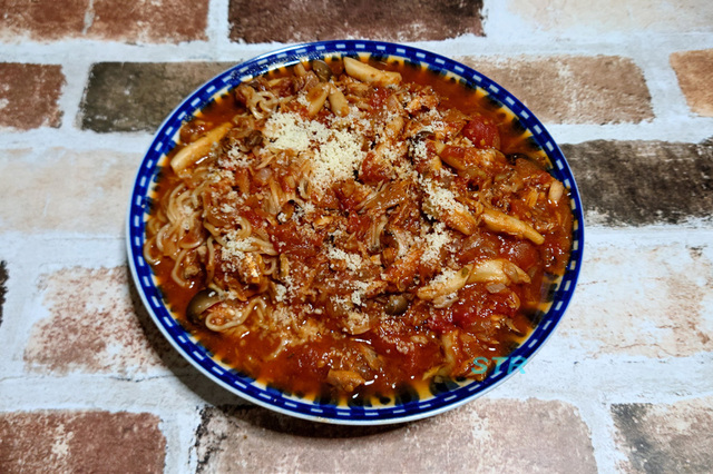 サバトマト煮味噌ラーメンを作る