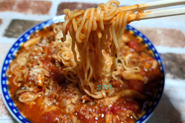 サバトマト煮味噌ラーメンを作る