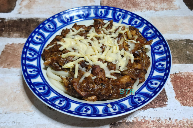 サバ味噌カレーチーズうどんを作る