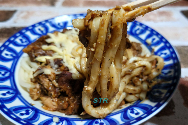 サバ味噌カレーチーズうどんを作る