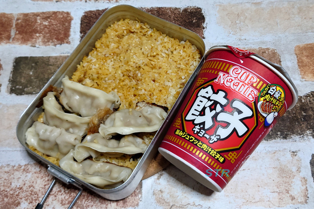 メスティンでカップヌードル餃子飯を作る