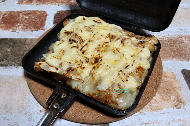 ホットサンドメーカーで炙りマヨ餃子を作る