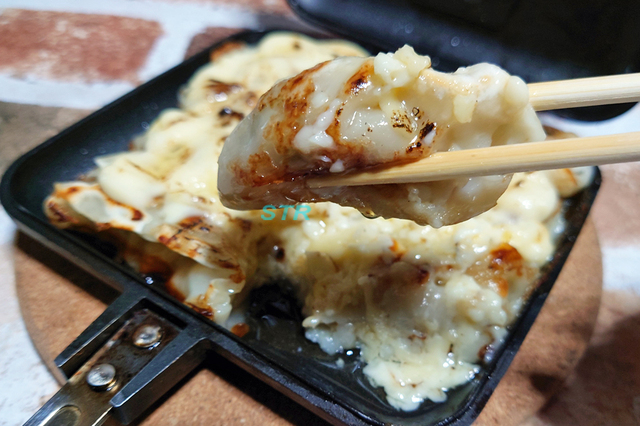 ホットサンドメーカーで炙りマヨ餃子を作る