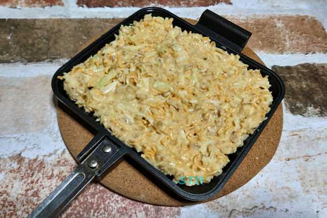 ホットサンドメーカーでミニラーメン入りお好み焼きを作る