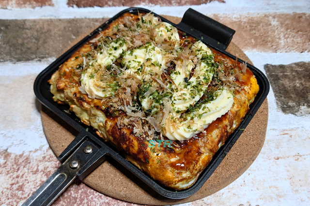 ホットサンドメーカーでミニラーメン入りお好み焼きを作る