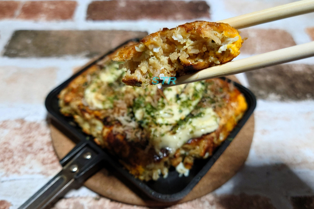 ホットサンドメーカーでミニラーメン入りお好み焼きを作る