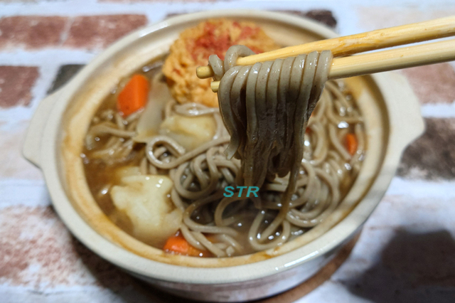 カレーそば鍋を作る