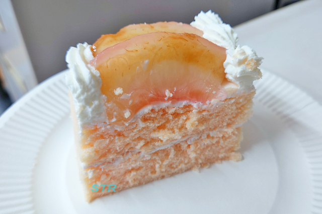 名物かまどの「飯山桃のケーキ」