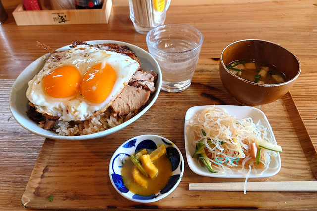 健ちゃん食堂で焼豚玉子飯を食べる