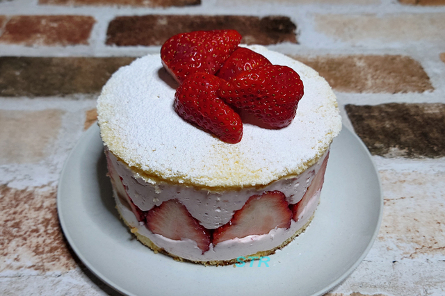 いちごのムースケーキを作る