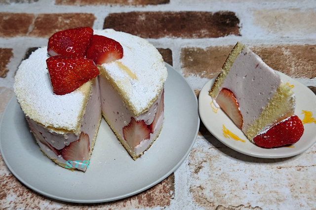 いちごのムースケーキを作る
