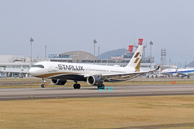 高松空港にスターラックス航空機 飛来