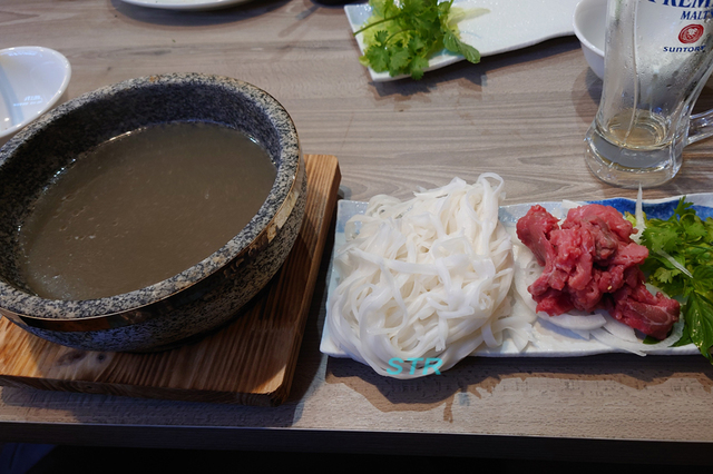 ベトナム料理店「HOANG GIA SAKAIDE」で食事