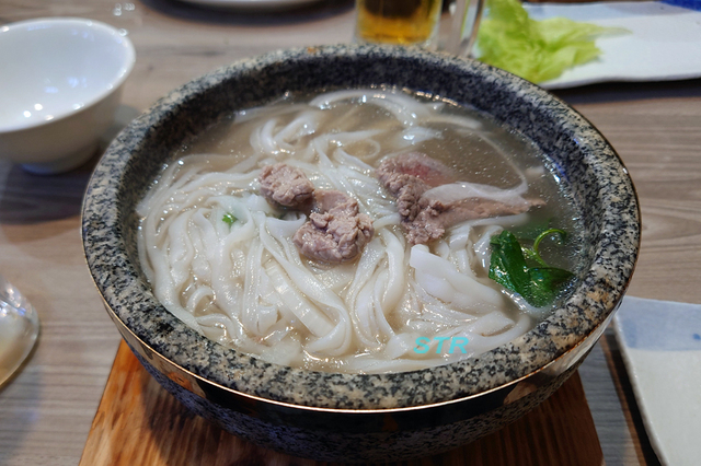 ベトナム料理店「HOANG GIA SAKAIDE」で食事